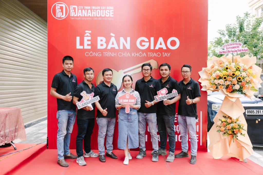 Lễ bàn giao cho khách hàng sử dụng dịch vụ thiết kế thi công biệt thự gia đình tại Đà Nẵng