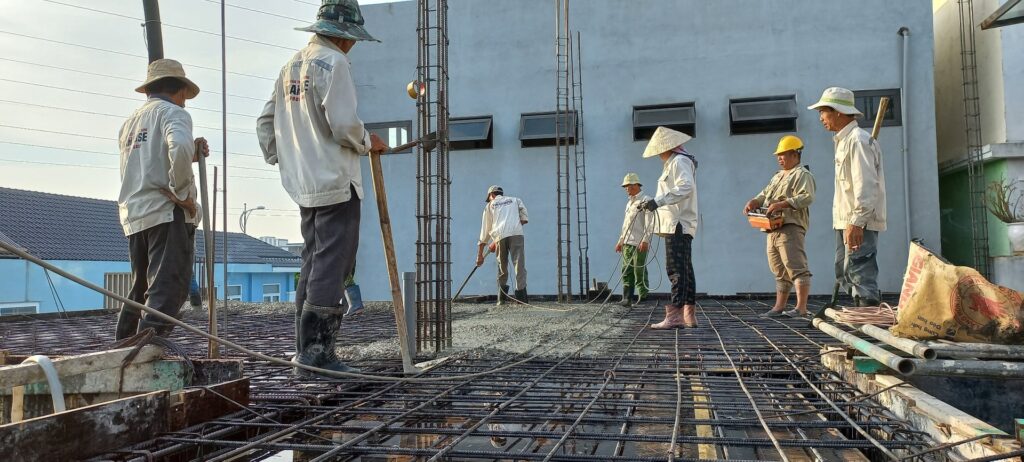 Đội ngũ nhân công lành nghề sẽ giúp việc hoàn thiện ngôi nhà trong dự án trọn gói Đà Nẵng nhanh và đúng tiến độ