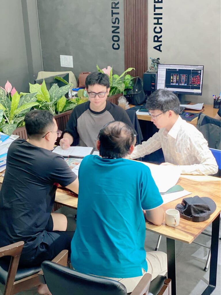 Khách hàng và Kỹ sư Danahouse đang cùng thảo luận để đưa ra phương án thiết kế thi công nhà phố tại Đà Nẵng