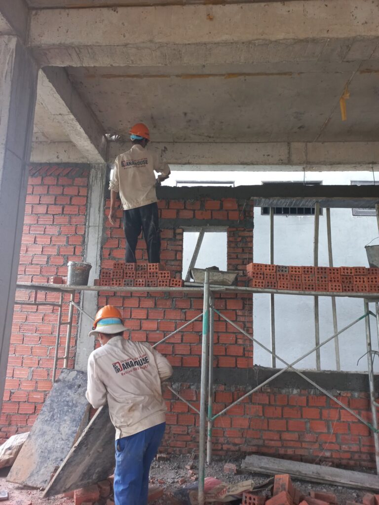 Xây tường và mái để tạo nên không gian ngoại thất hoàn chỉnh cho nhà Đà Nẵng