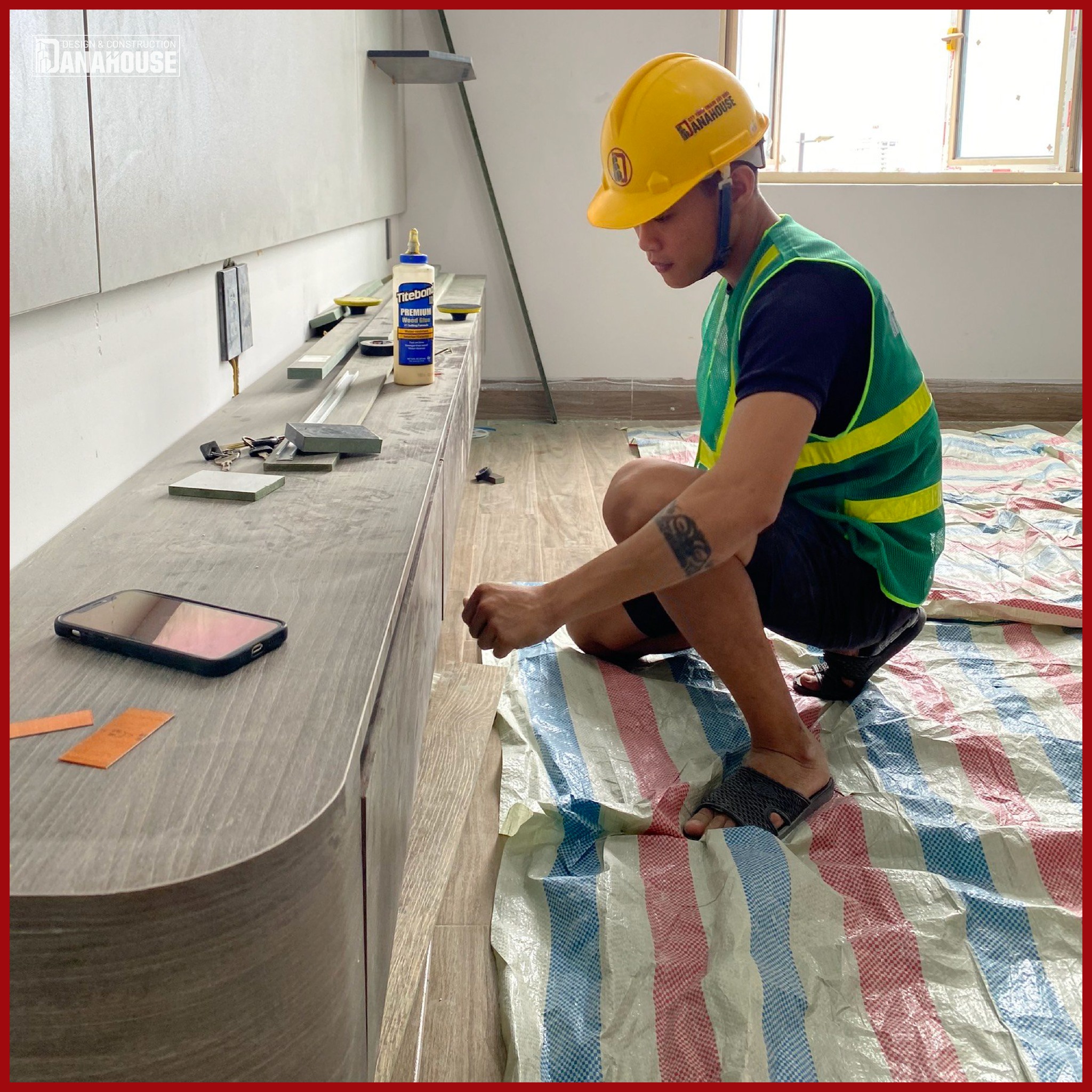 Nhân công bắt tay vào việc thi công nội thất